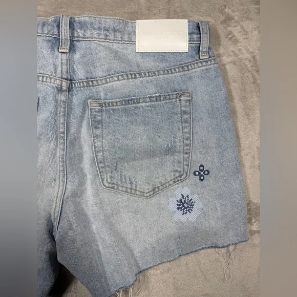 Lucky Brand 90s Midi Distressed Embroidered Floral Denim Blue Jeans Shorts 29