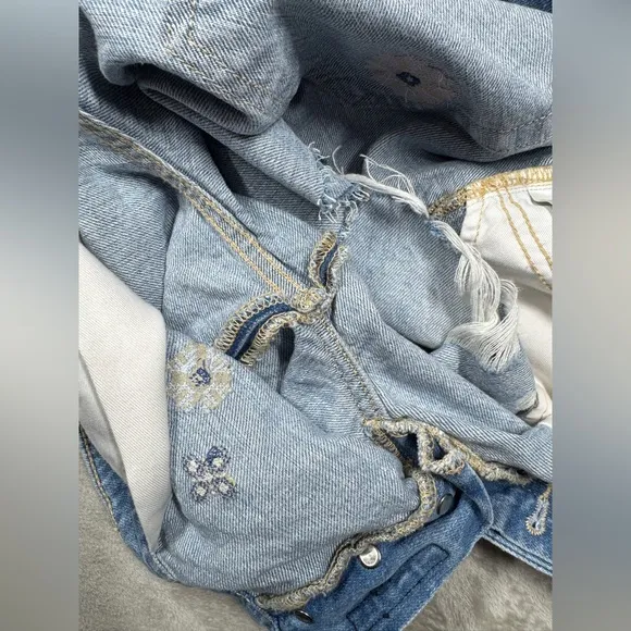 Lucky Brand 90s Midi Distressed Embroidered Floral Denim Blue Jeans Shorts 29