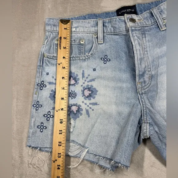 Lucky Brand 90s Midi Distressed Embroidered Floral Denim Blue Jeans Shorts 29