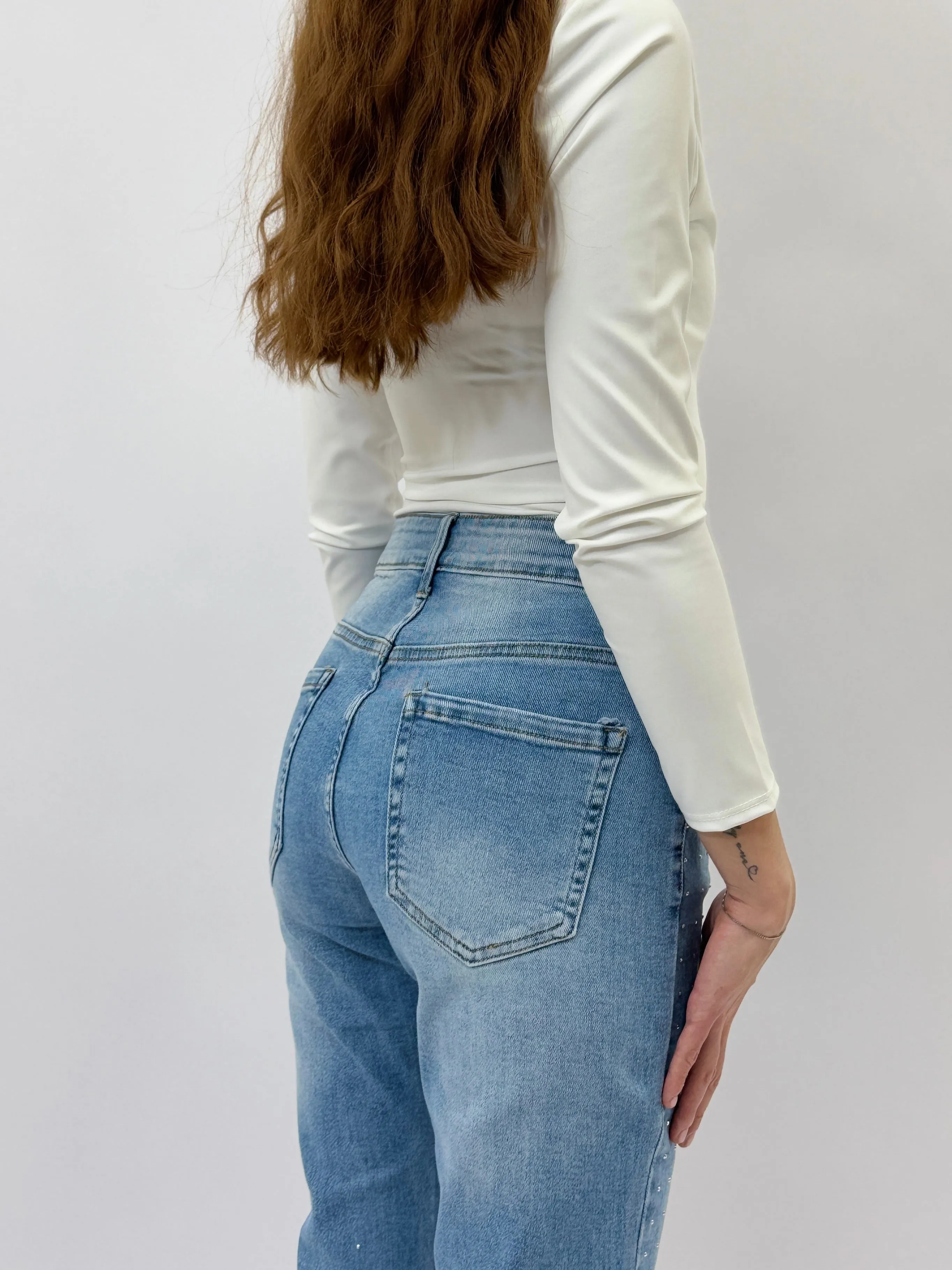 Pantaloni jeans mom fit dritti con strass