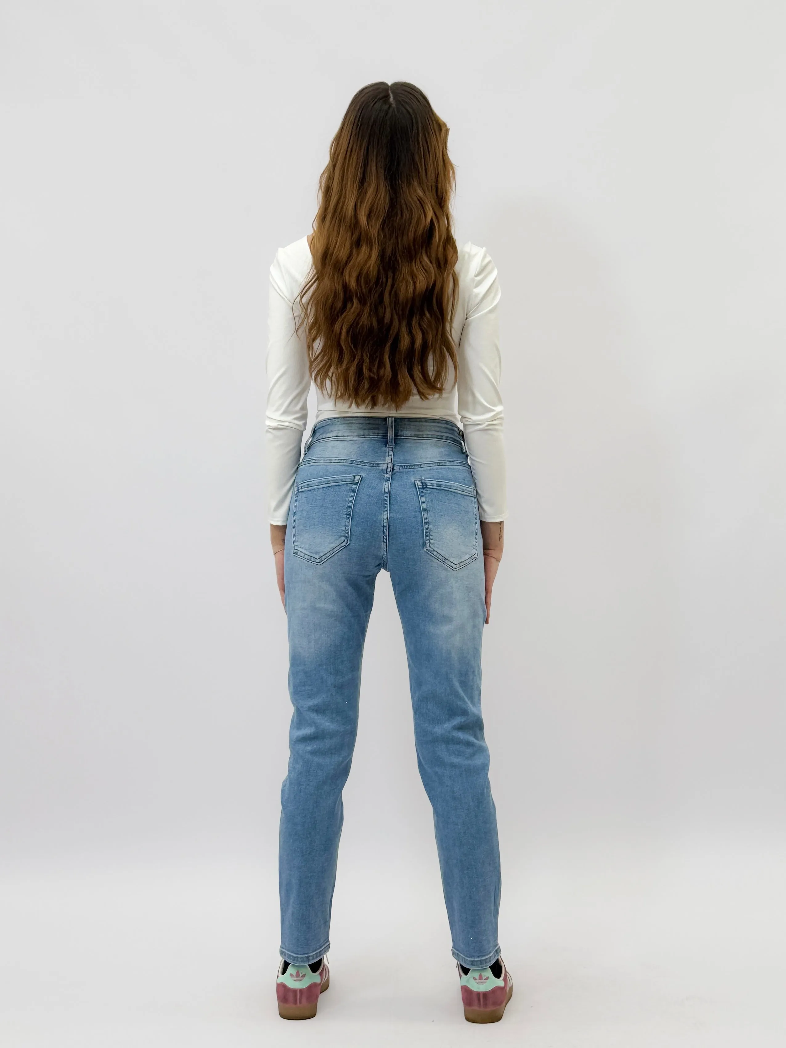 Pantaloni jeans mom fit dritti con strass