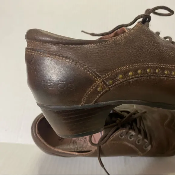 Taos Jive Size 9 Brown Leather Lace Up Oxford Wingtip Pump Heels Studded