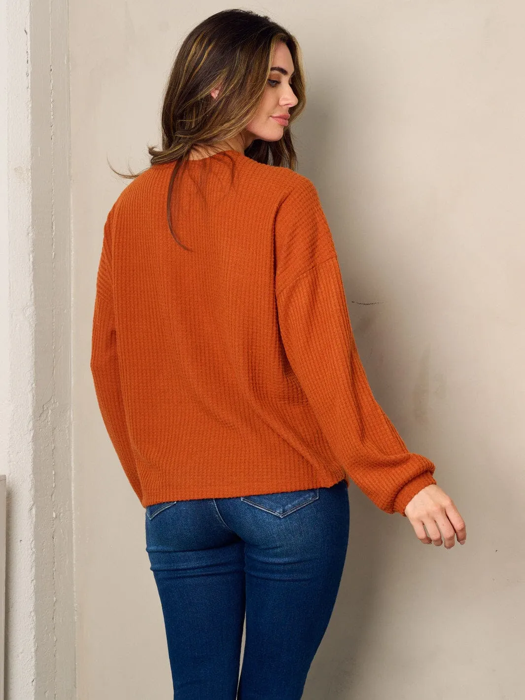 WOMEN'S LONG SLEEVE BUTTONS DETAILED WAFFLE TOP