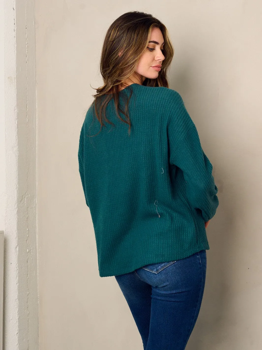 WOMEN'S LONG SLEEVE BUTTONS DETAILED WAFFLE TOP