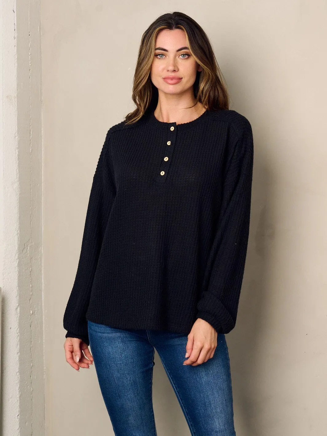 WOMEN'S LONG SLEEVE BUTTONS DETAILED WAFFLE TOP
