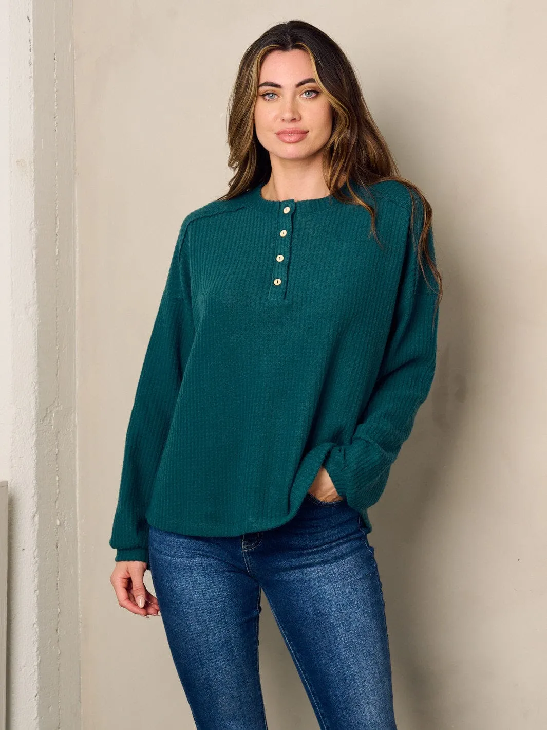 WOMEN'S LONG SLEEVE BUTTONS DETAILED WAFFLE TOP