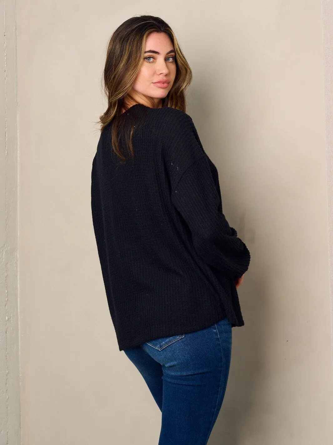 WOMEN'S LONG SLEEVE BUTTONS DETAILED WAFFLE TOP