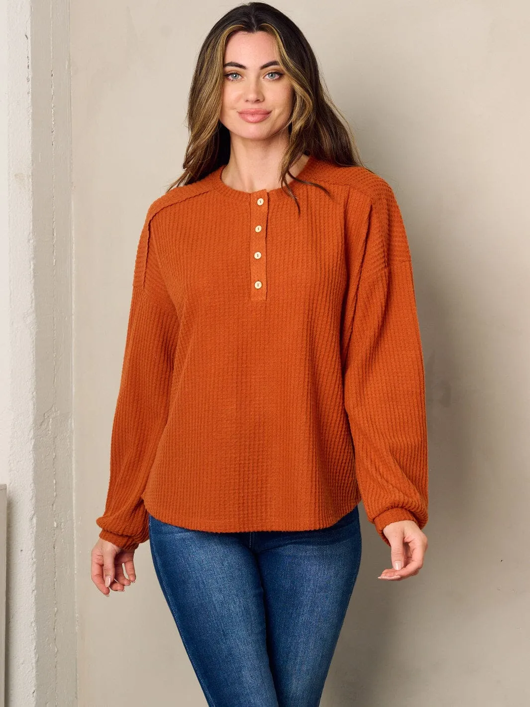 WOMEN'S LONG SLEEVE BUTTONS DETAILED WAFFLE TOP