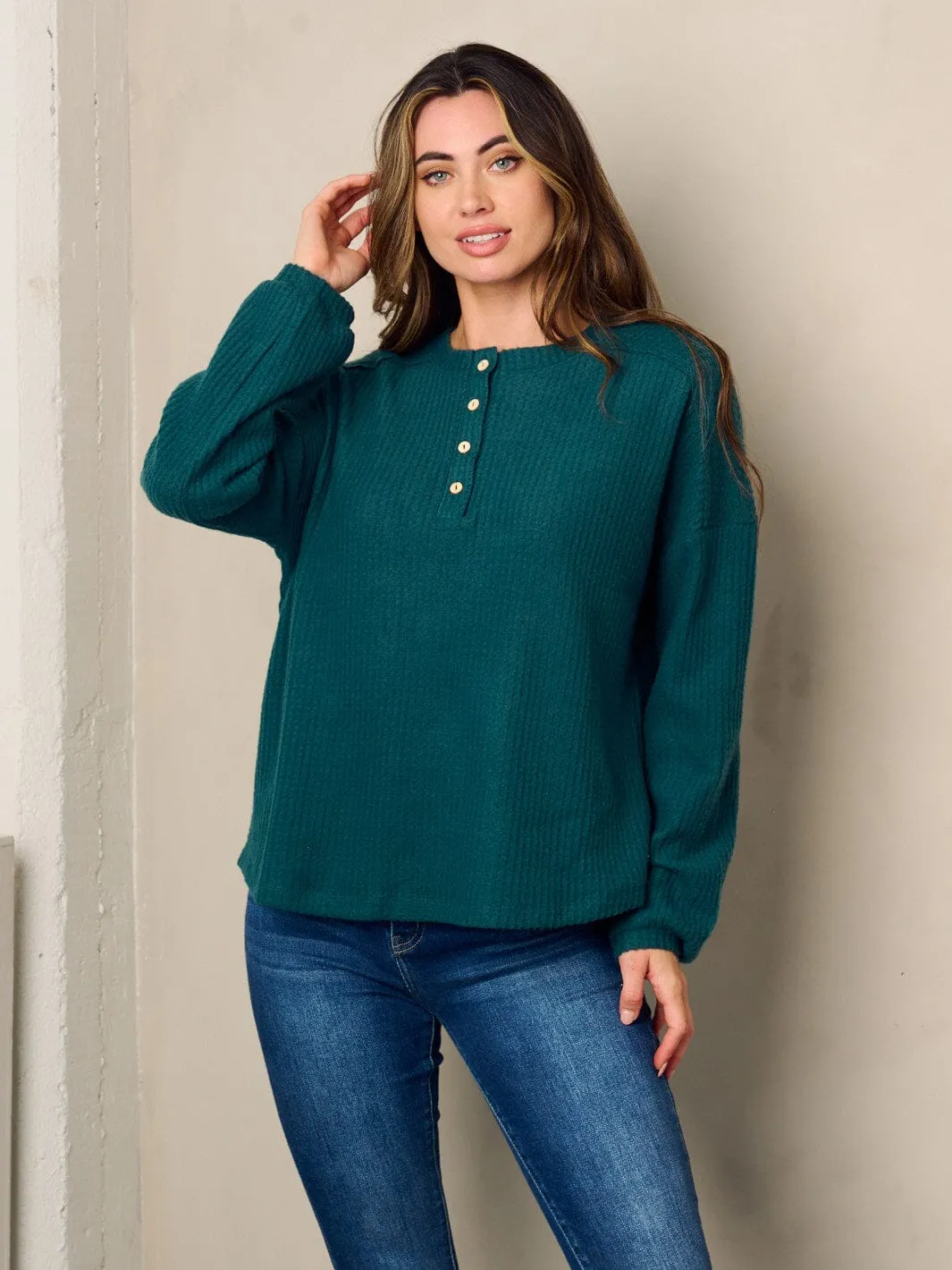 WOMEN'S LONG SLEEVE BUTTONS DETAILED WAFFLE TOP