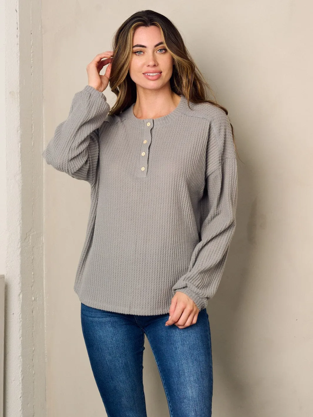 WOMEN'S LONG SLEEVE BUTTONS DETAILED WAFFLE TOP