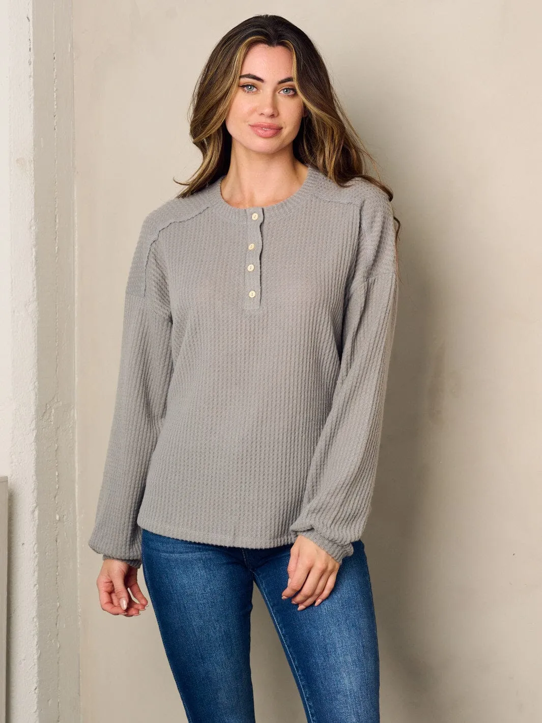 WOMEN'S LONG SLEEVE BUTTONS DETAILED WAFFLE TOP