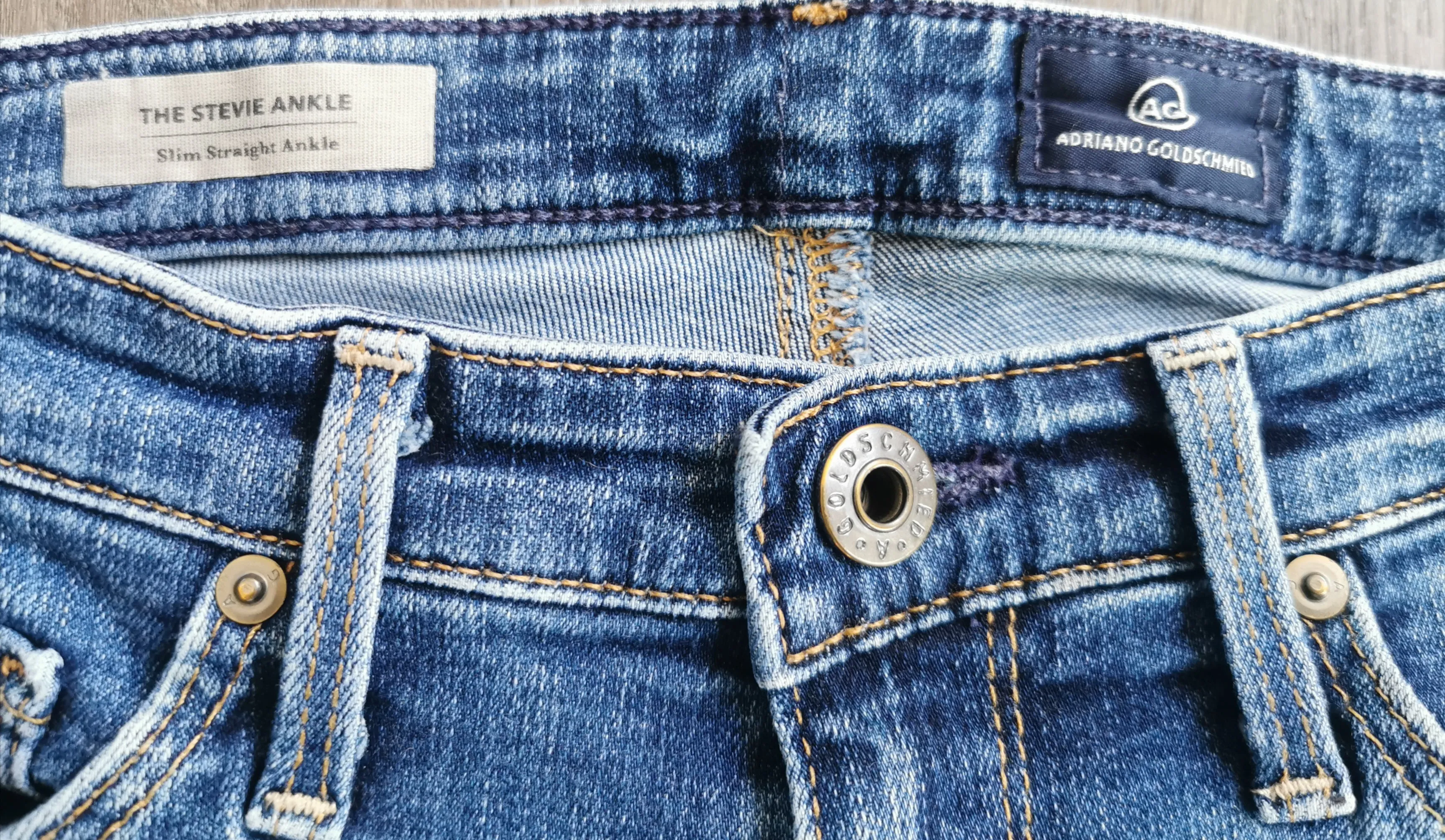 WOMENS SIZE 25R - AG ADRIANO GOLDSCHMIED, Designer Fashion, The Stevie Slim Straight Ankle Jeans EUC B6